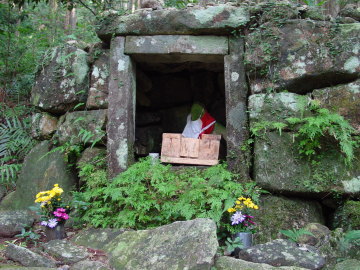 Yonaki-jizo (stone statue of jizo)