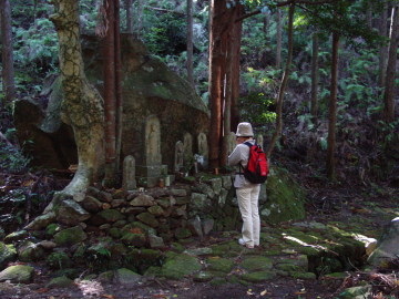 pray in front of Buddhist stone statues